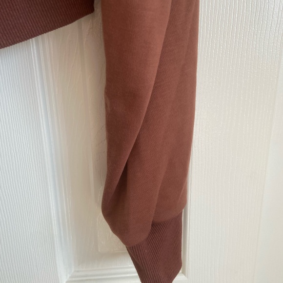 Off Shoulder Fold Pleated Crop Pullover - Picture 4 of 9